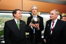 Achim Steiner, UNEP Executive Director, James P. Leape, WWF Secretary (...)