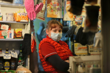 working-woman-with-mask-in-shop
